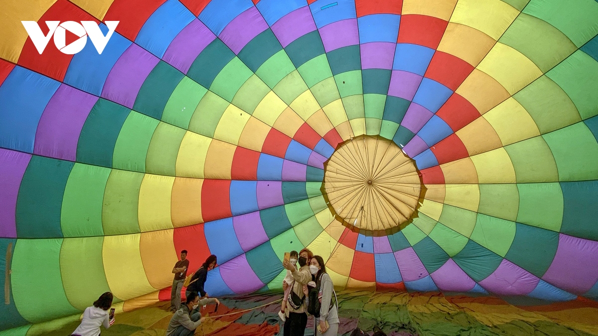 “Get on Hanoi 2022” hot-air balloon festival enthralls visitors